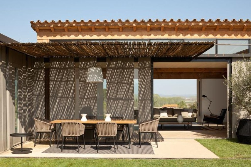 Made from a combination of aluminium frames, seats of braided polyester and comfortable cushions.