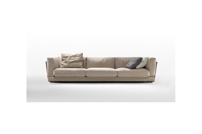 The main characteristic of the Cestone sofa is the woven leather arms and back.