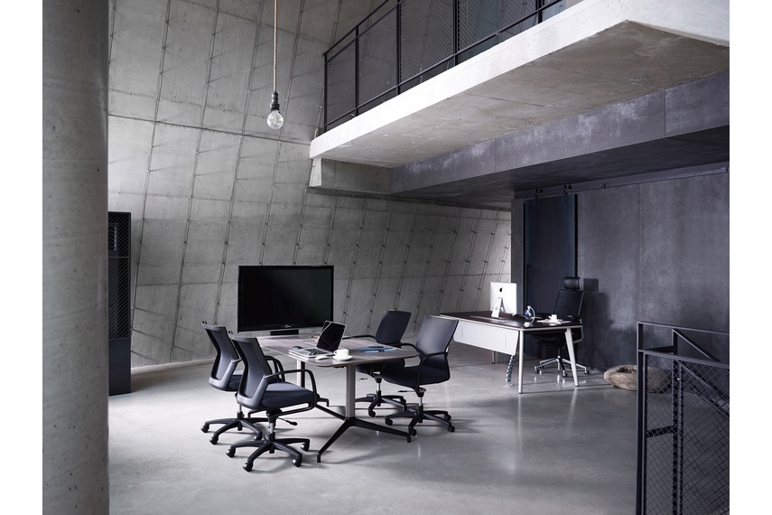 BeConn table with screen & Sidiz seating.
