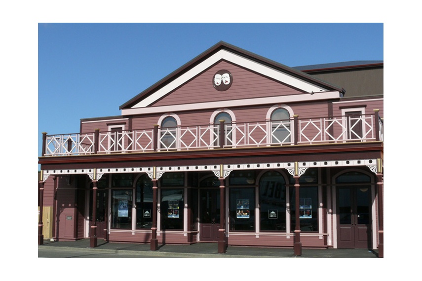 Timber cladding – Resene Sonyx 101 semi-gloss waterborne paint with Resene CoolColour™ technology