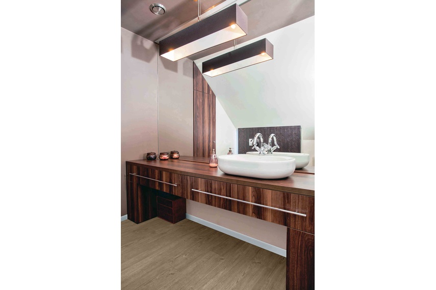 Expona SimpLay is suitable for heavy commercial use in offices, retail and other areas with heavy traffic.