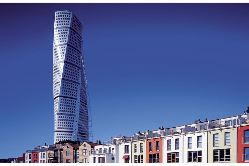 Earthquake-resistant façades