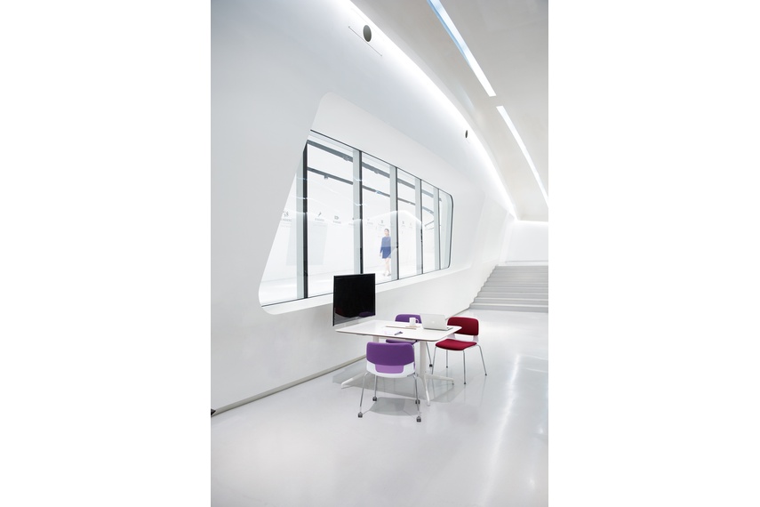 BeConn table with screen & Sidiz seating.