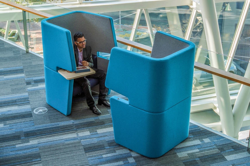 A secluded and comfortable two-person meeting room.