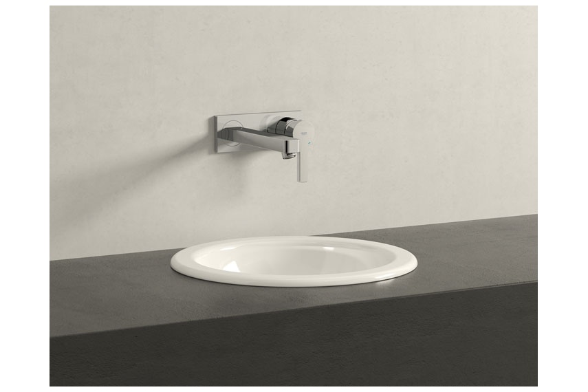 Lineare wall-mounted basin mixer.