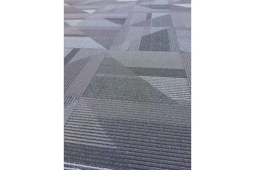 Oblique carpet tile