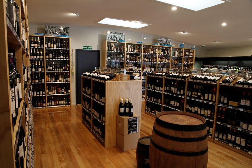 Shelving retail displays by Lundia Selector